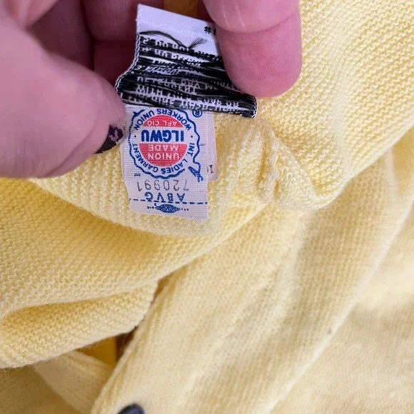 Izod Lacoste Cardigan Sweater Mens M Yellow Vintage V-Neck Crocodile Logo - Picture 4 of 5